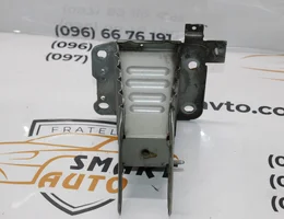 Кронштейн підсилювача переднього бампера лівий 13115030