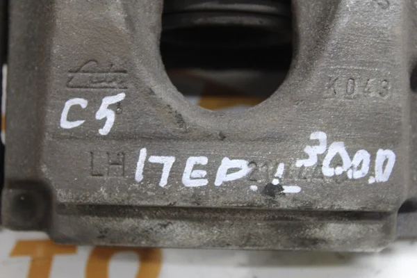 Супорт передній лівий D300 4400V3