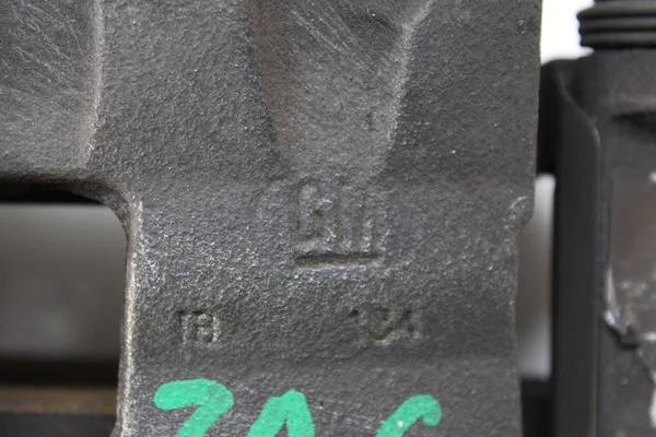 Супорт передній правий D320 95522633