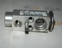 Механізм з'єднання трубок кондиціонера (клапан)